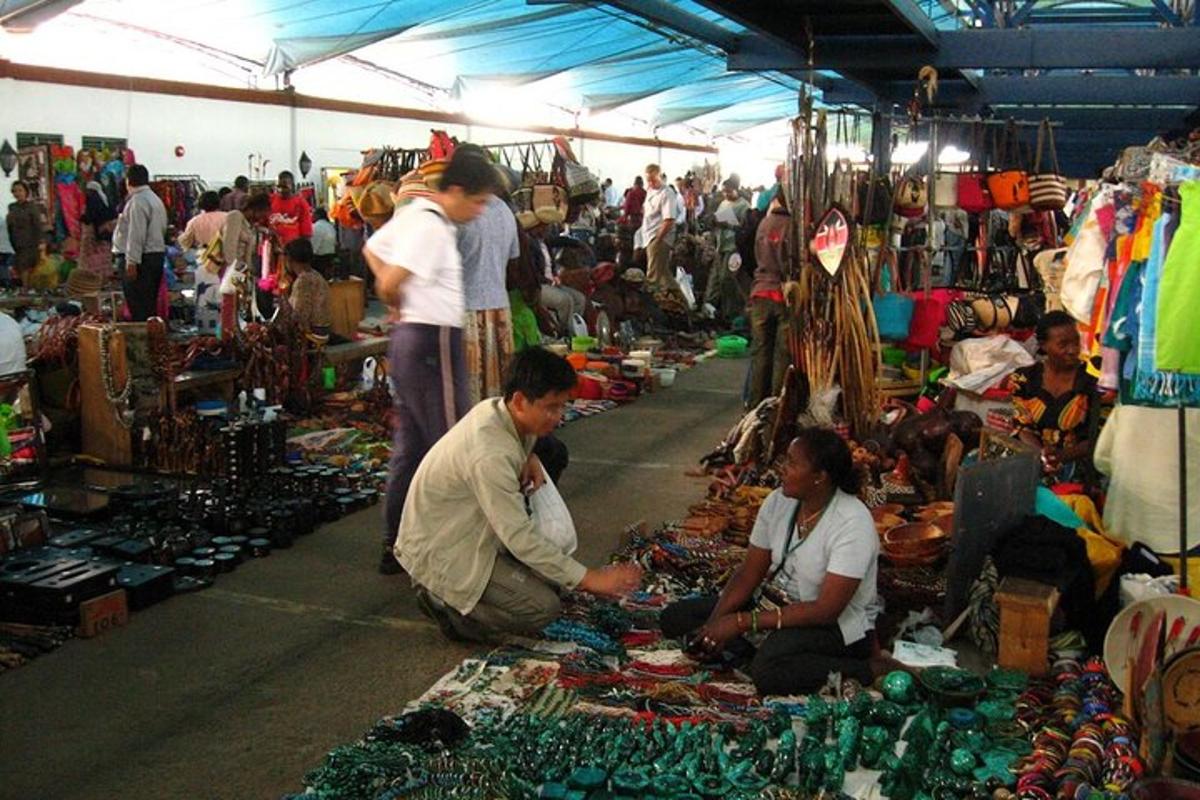 sekumpulan orang di pasar yang menjual barang