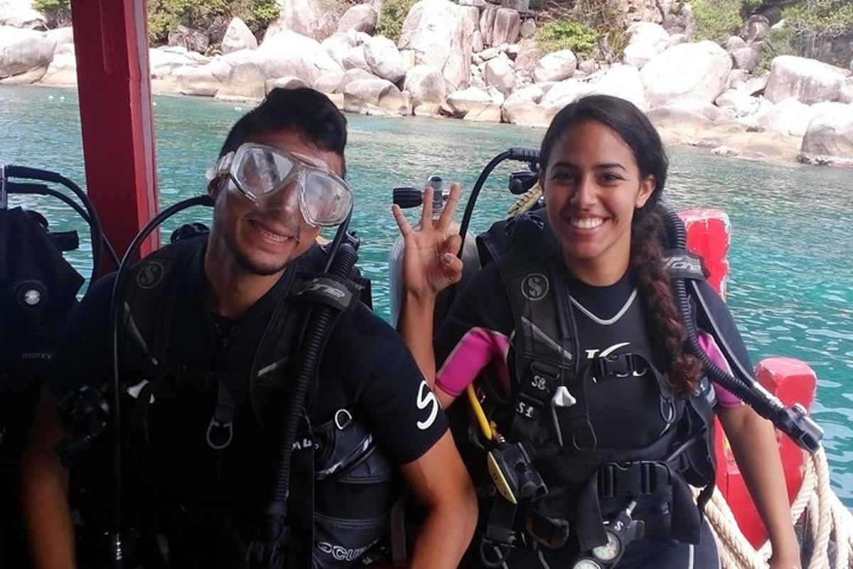due persone su una barca in acqua