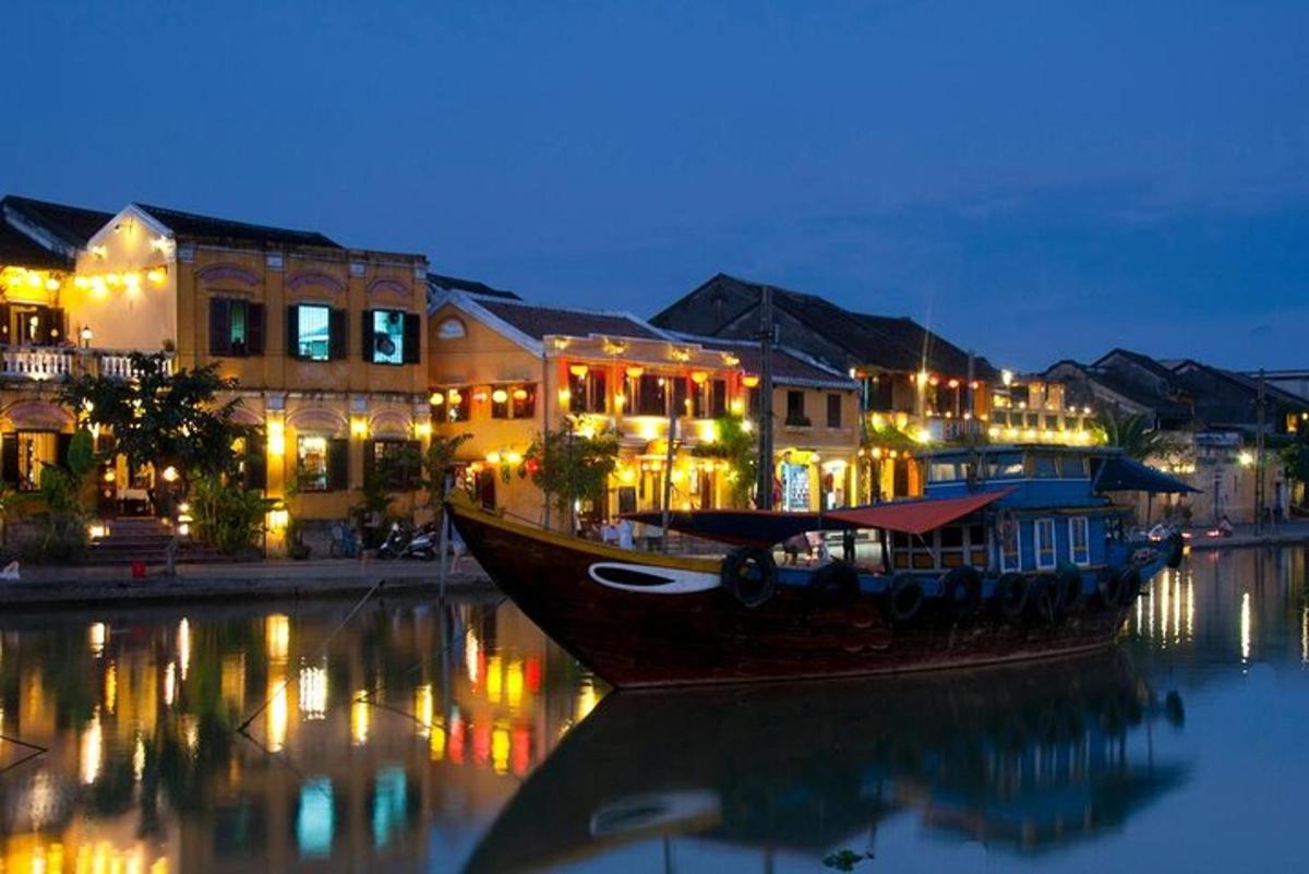 a boat sitting in the water in front of buildings