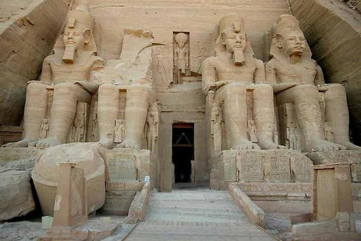 Un gran edificio con estatuas a los lados.