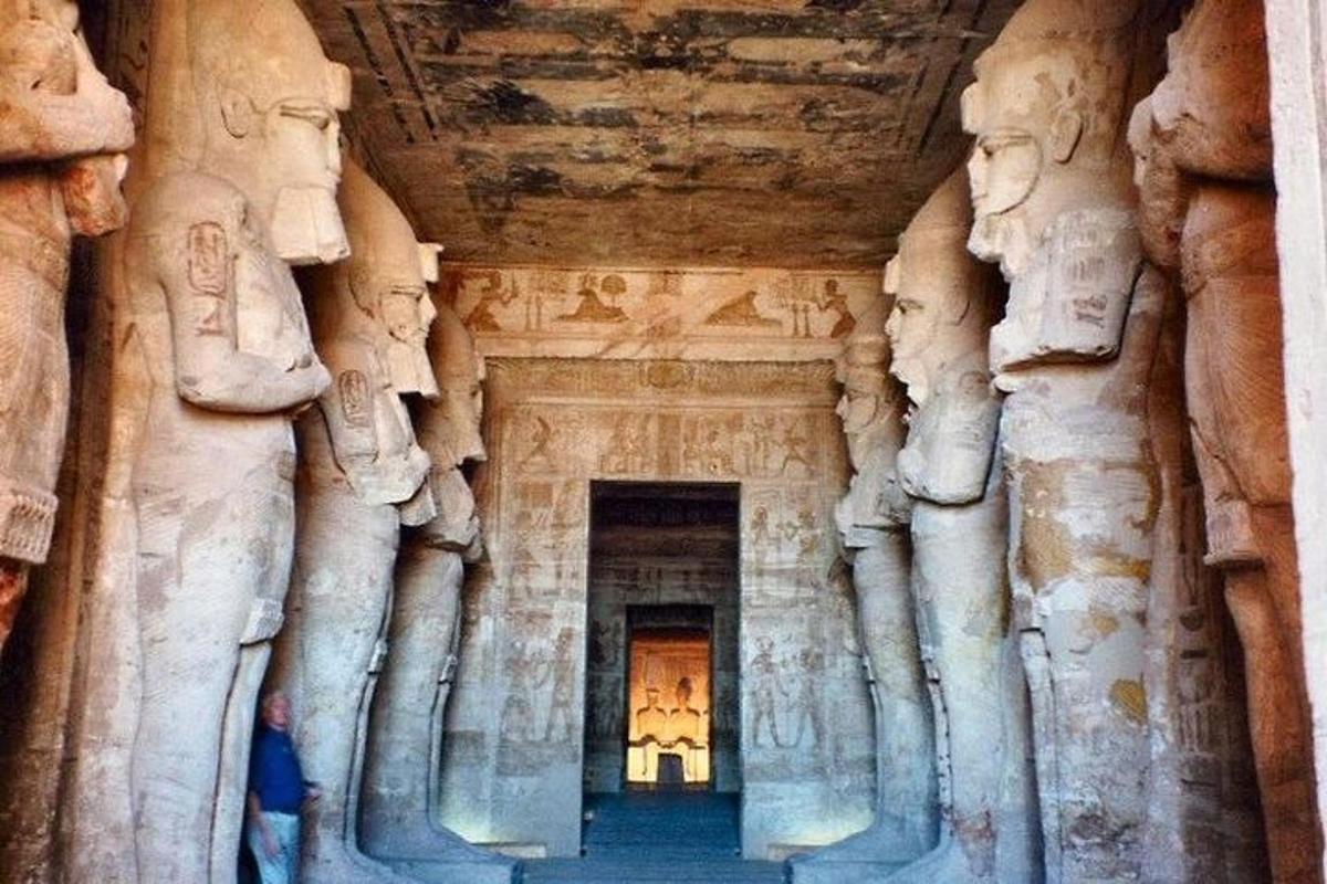 Una vista de un edificio con estatuas en la pared.