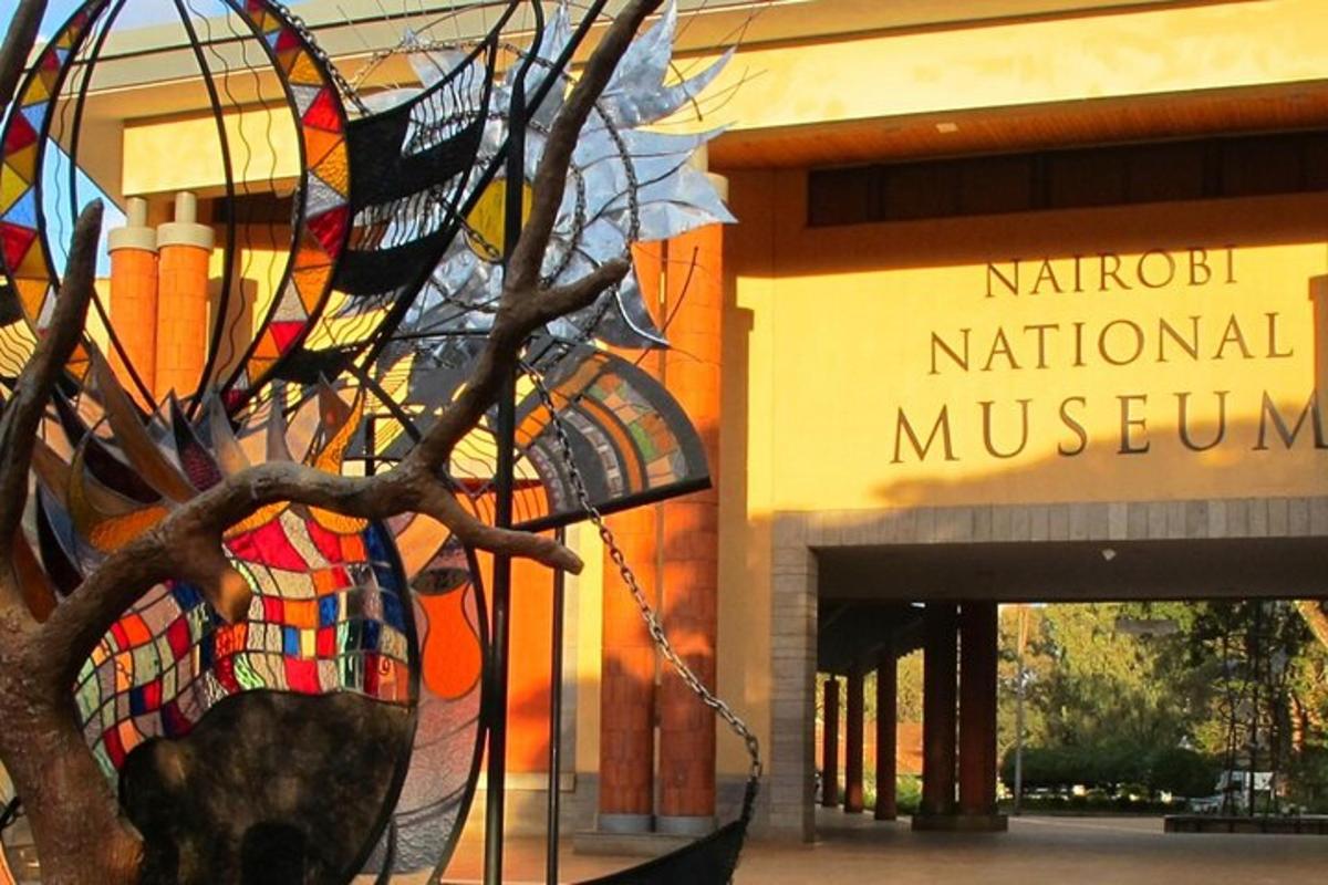 una vidriera frente a un museo