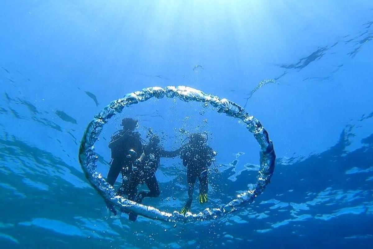 קבוצה של שלושה אנשים במעגל במים