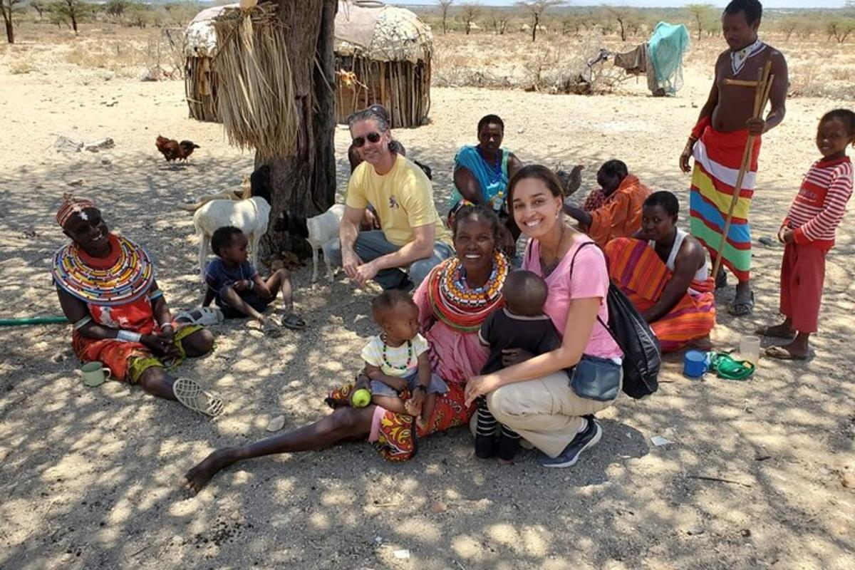 um grupo de mulheres e crianças sentadas no deserto