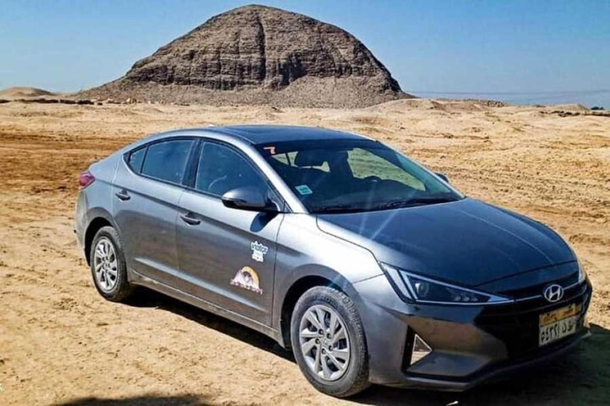 vesinikkütusega vesinikkütusega auto, mis on pargitud kõrbesse
