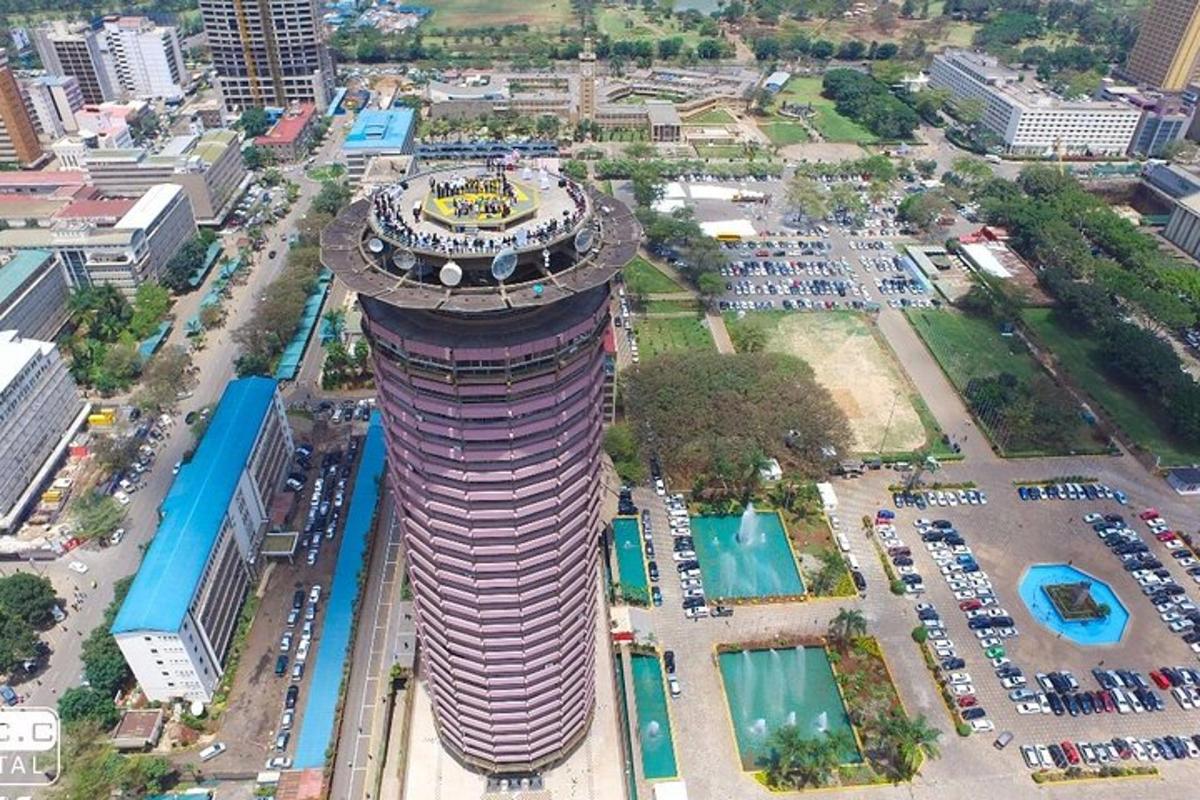 una torre alta en una ciudad con piscina
