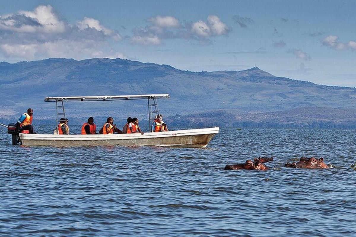 un gruppo di persone su una barca in acqua
