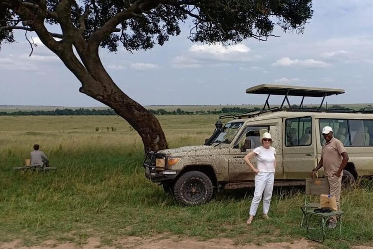 um homem e uma mulher parados ao lado de uma van