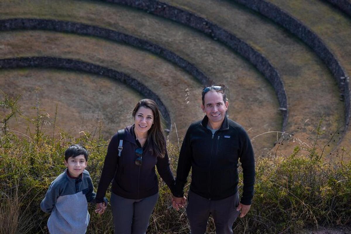 un uomo, una donna e un bambino in piedi in un tunnel