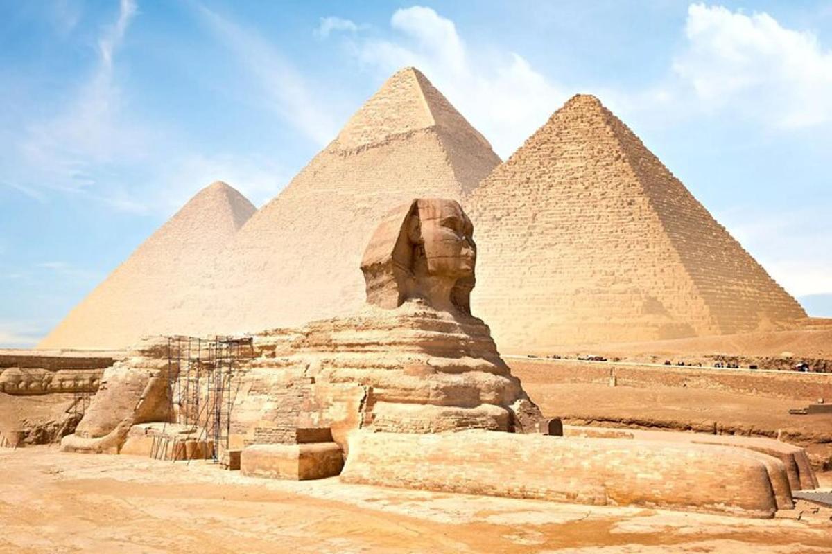 socha před pyramidami v Gíze