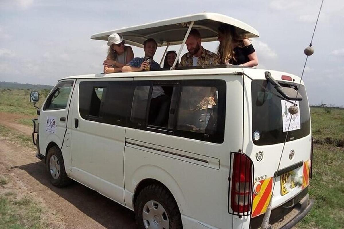 un groupe de personnes assises sur le toit d'une camionnette blanche