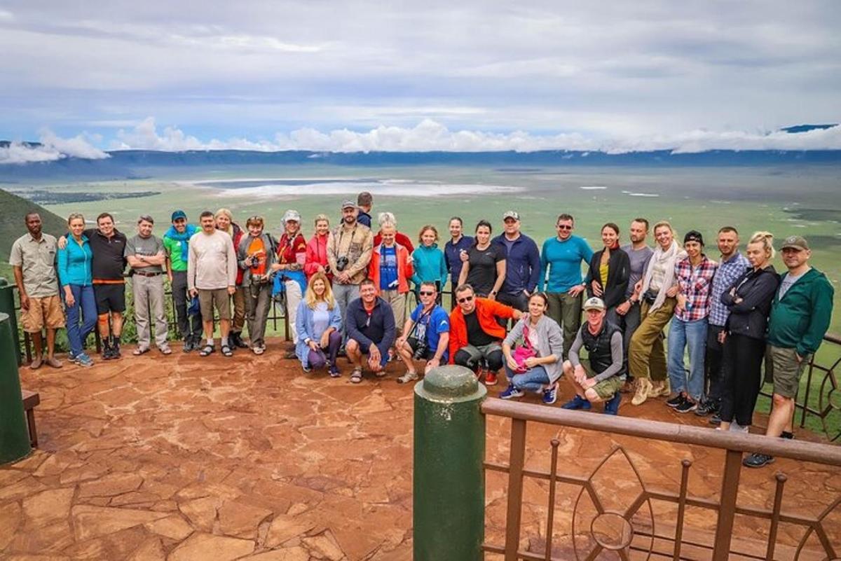 un gruppo di persone in posa per una foto in cima a una montagna