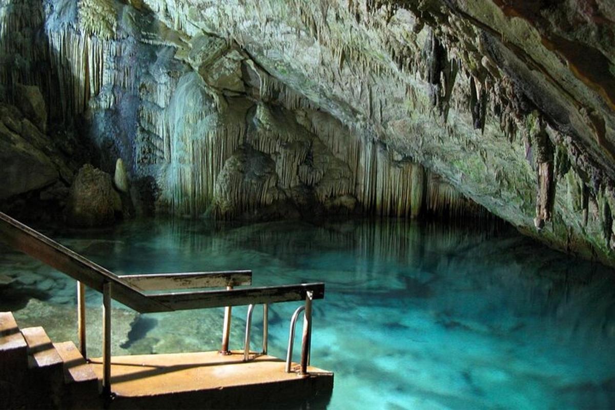 una pozza d'acqua blu in una grotta