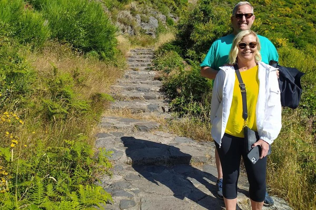 mees ja naine seisavad rajal