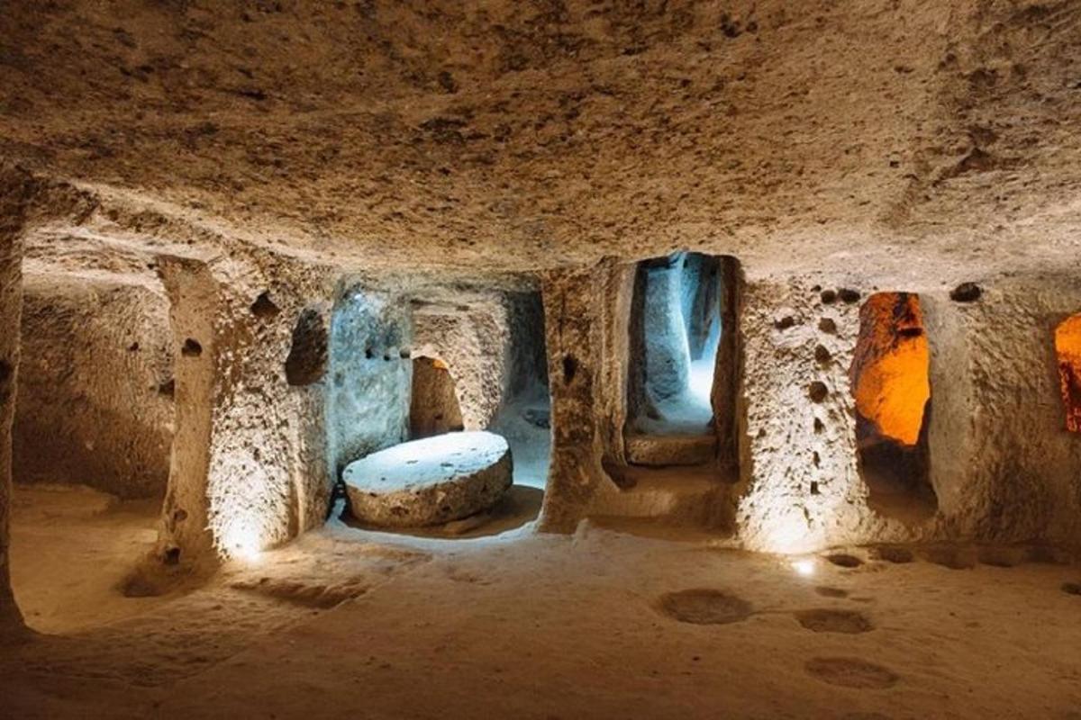 una habitació amb algunes finestres en un edifici de pedra