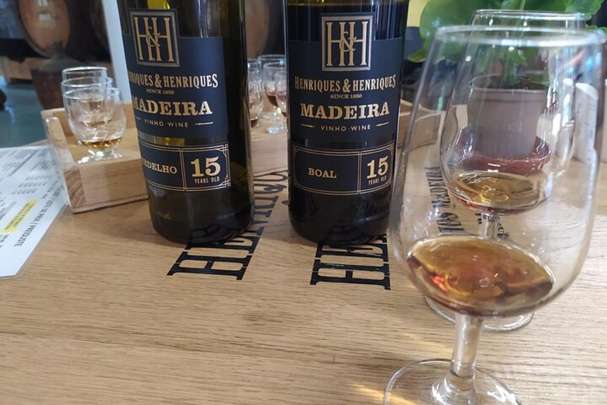 kaks pudelit veini ja klaas valget veini