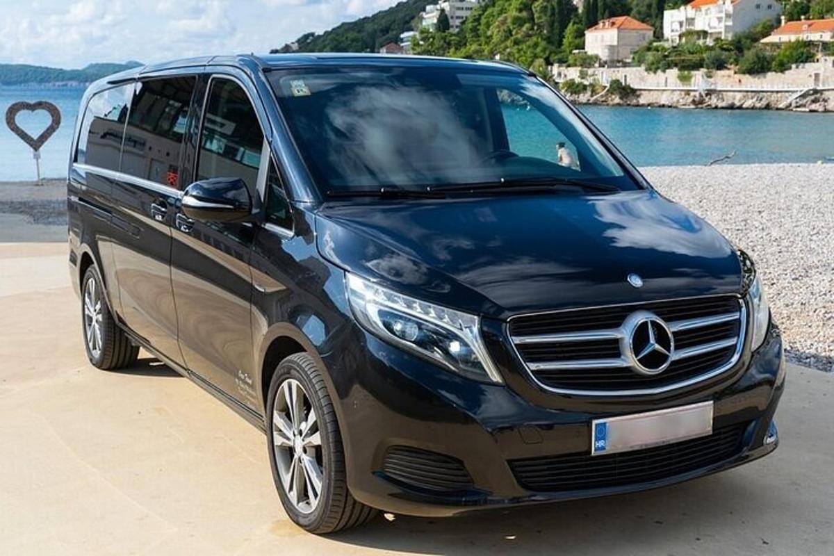 минивэн Mercedes-Benz, припаркованный рядом с пляжем