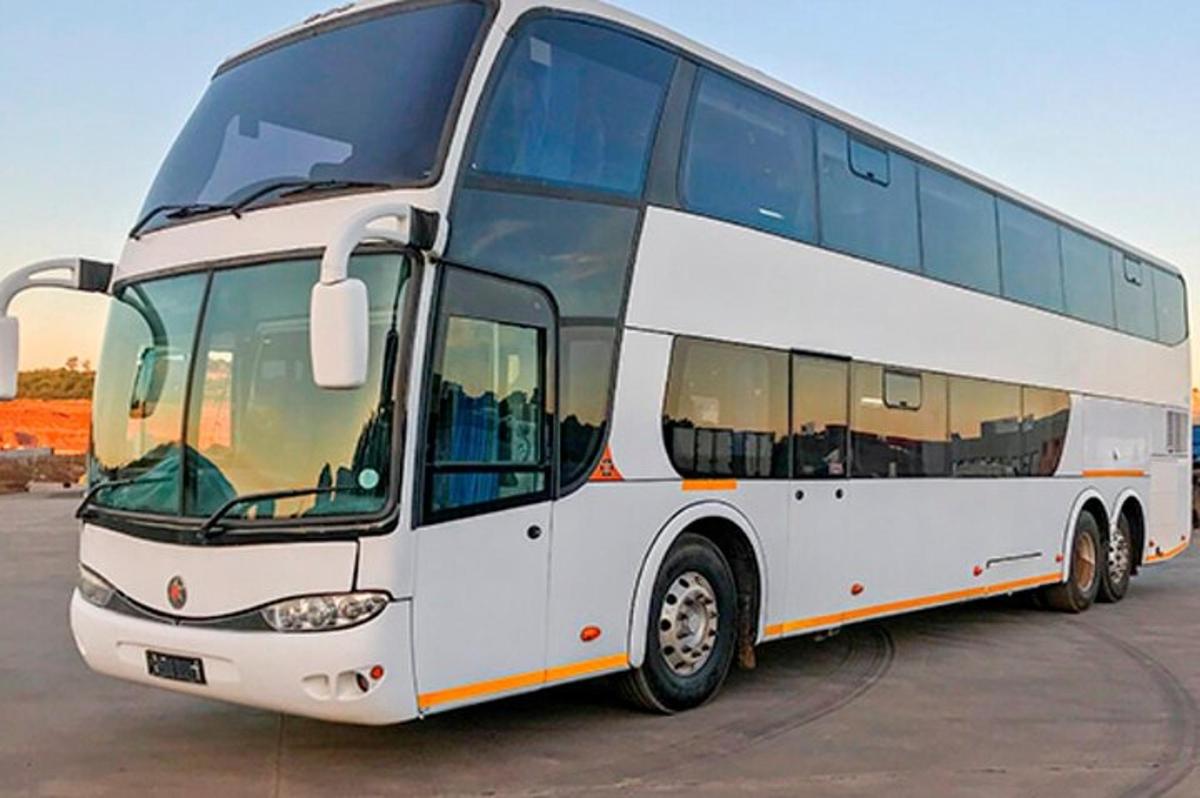 dvoupatrový autobus zaparkovaný na parkovišti
