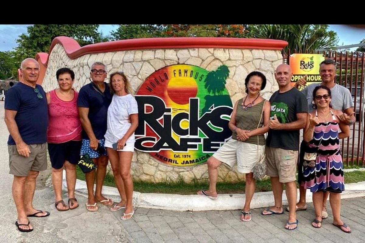 Un grupo de personas de pie delante de un cartel