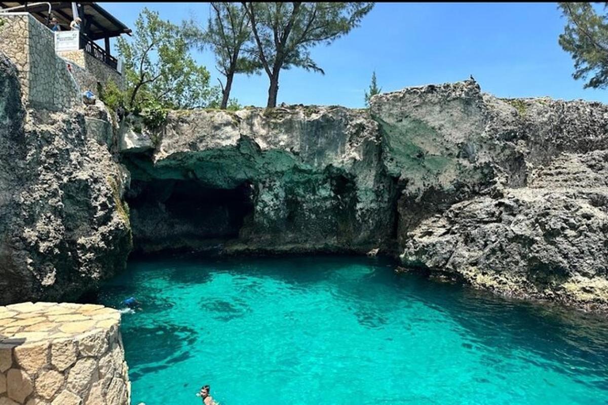una piscina de agua azul clara en una cueva