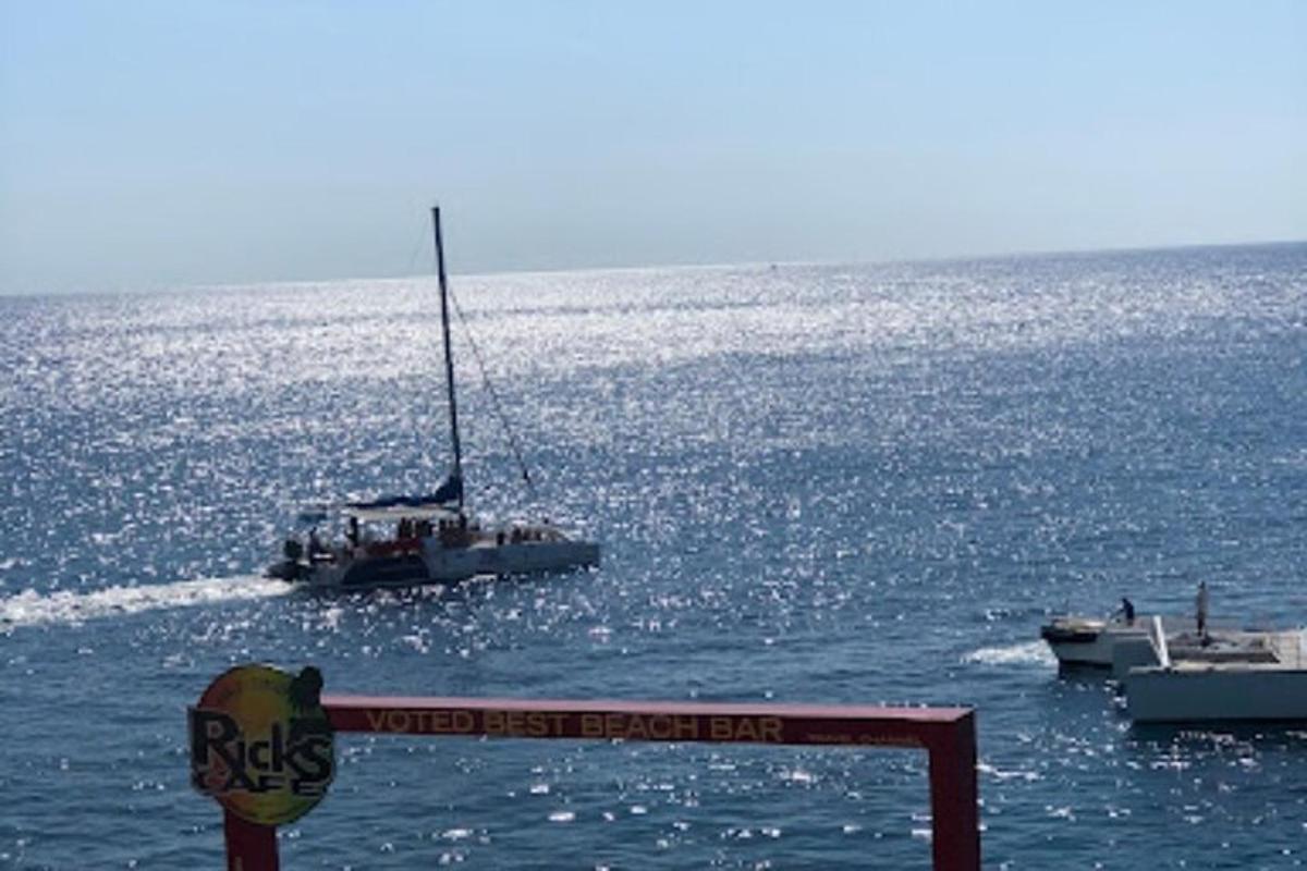 Un pequeño barco en el agua con dos barcos.