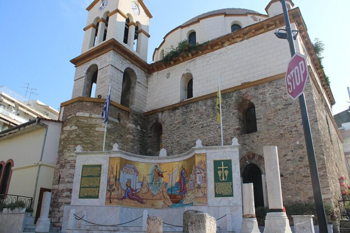 μια εκκλησία με έναν πύργο με ρολόι στην κορυφή της