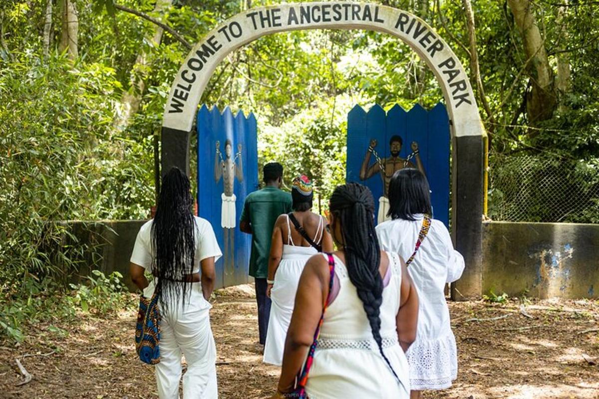 un gruppo di persone che camminano attraverso un arco