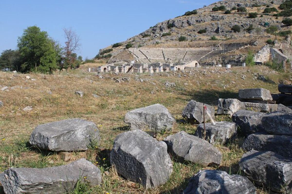un munt de roques al cim d'un turó