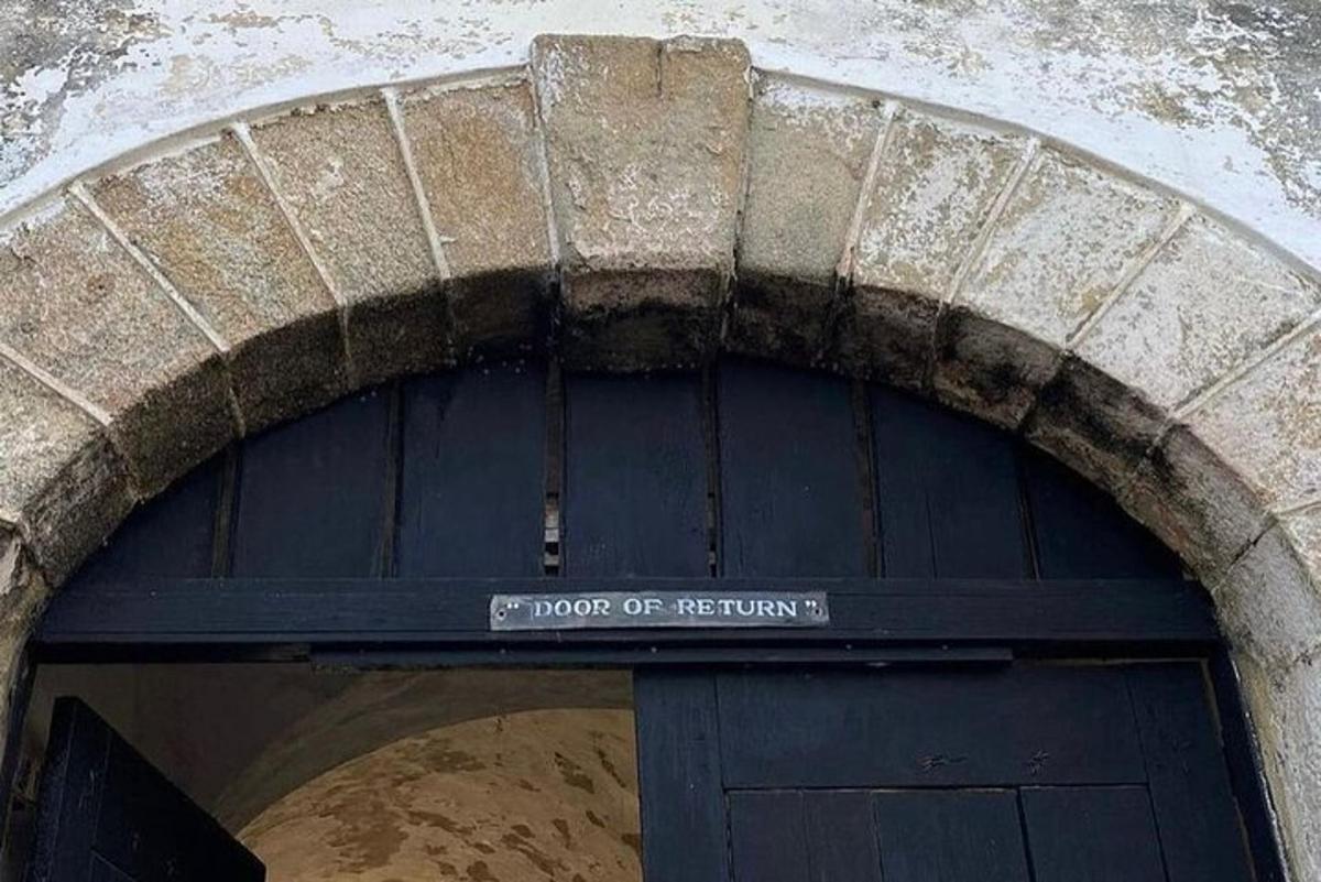 una porta nera con un cartello sopra