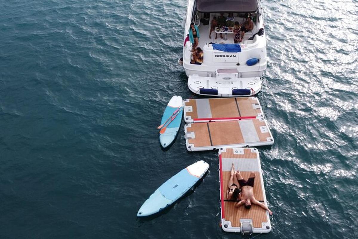Un grupo de barcos en el agua con gente en ellos.