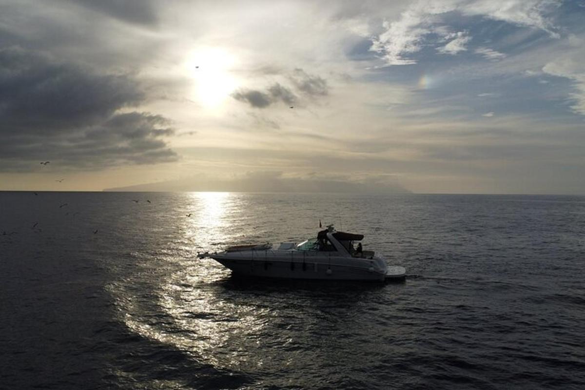 un barco en medio del océano
