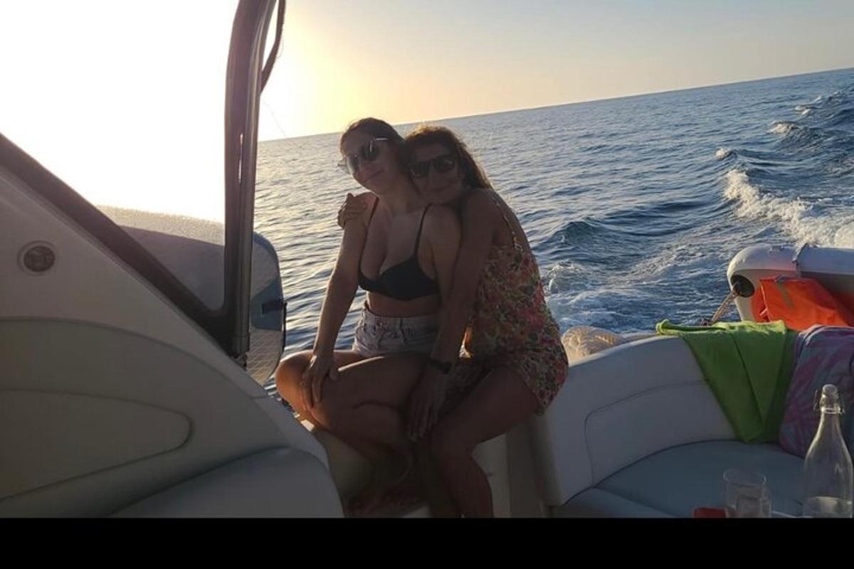 dos mujeres sentadas en la parte trasera de un barco