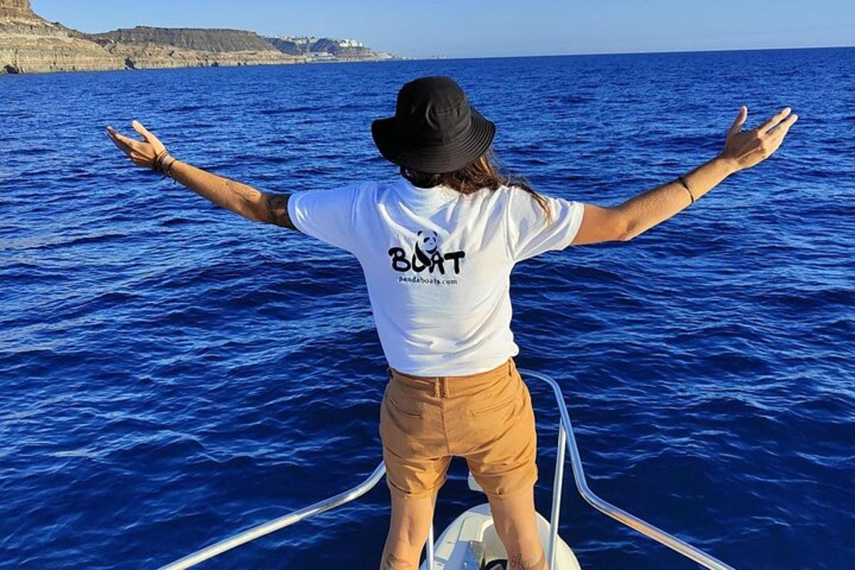 Un hombre está parado en un bote en el agua.