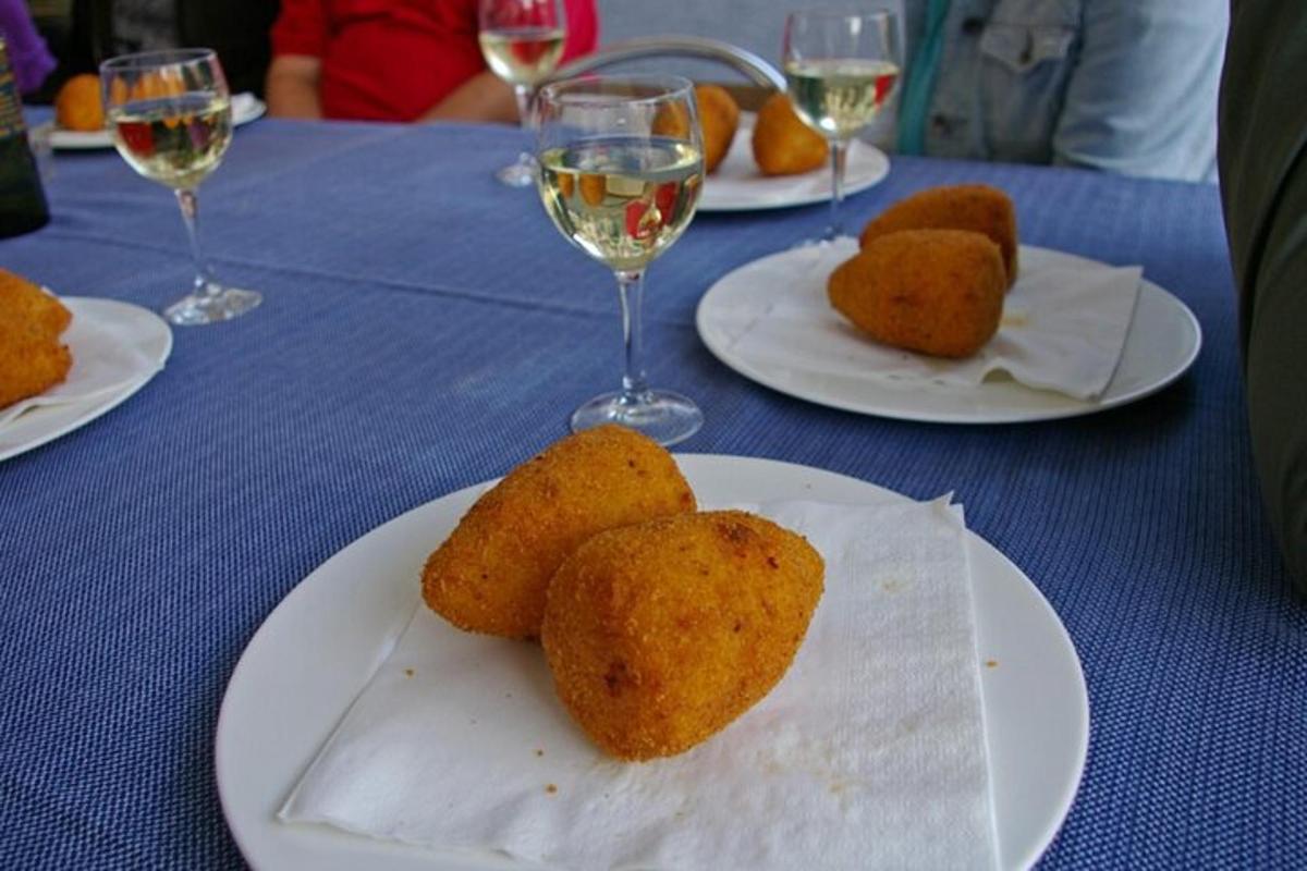 ein Tisch mit Tellern mit Essen und Gläsern Wein
