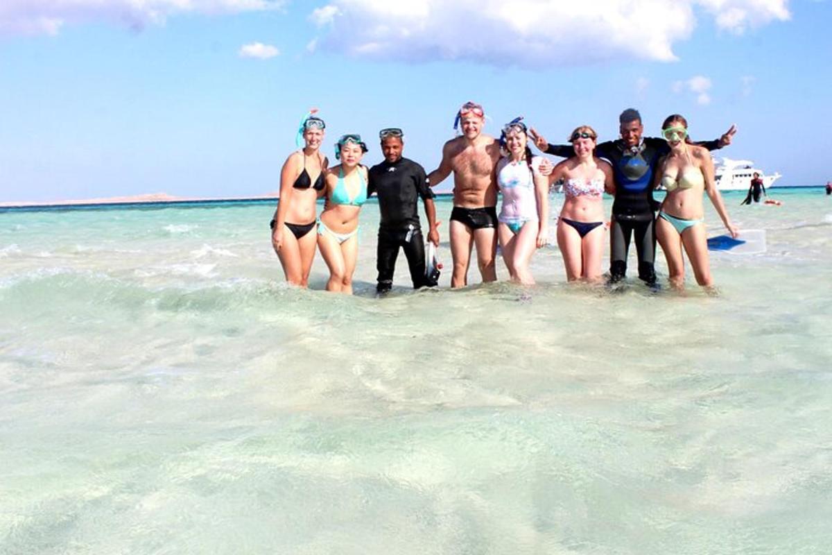 un gruppo di persone in piedi nell'acqua sulla spiaggia