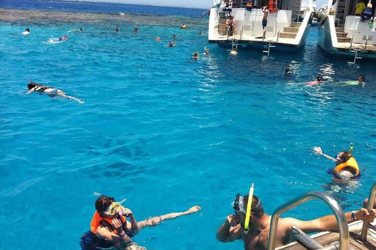 μια ομάδα ανθρώπων στο νερό σε μια βάρκα