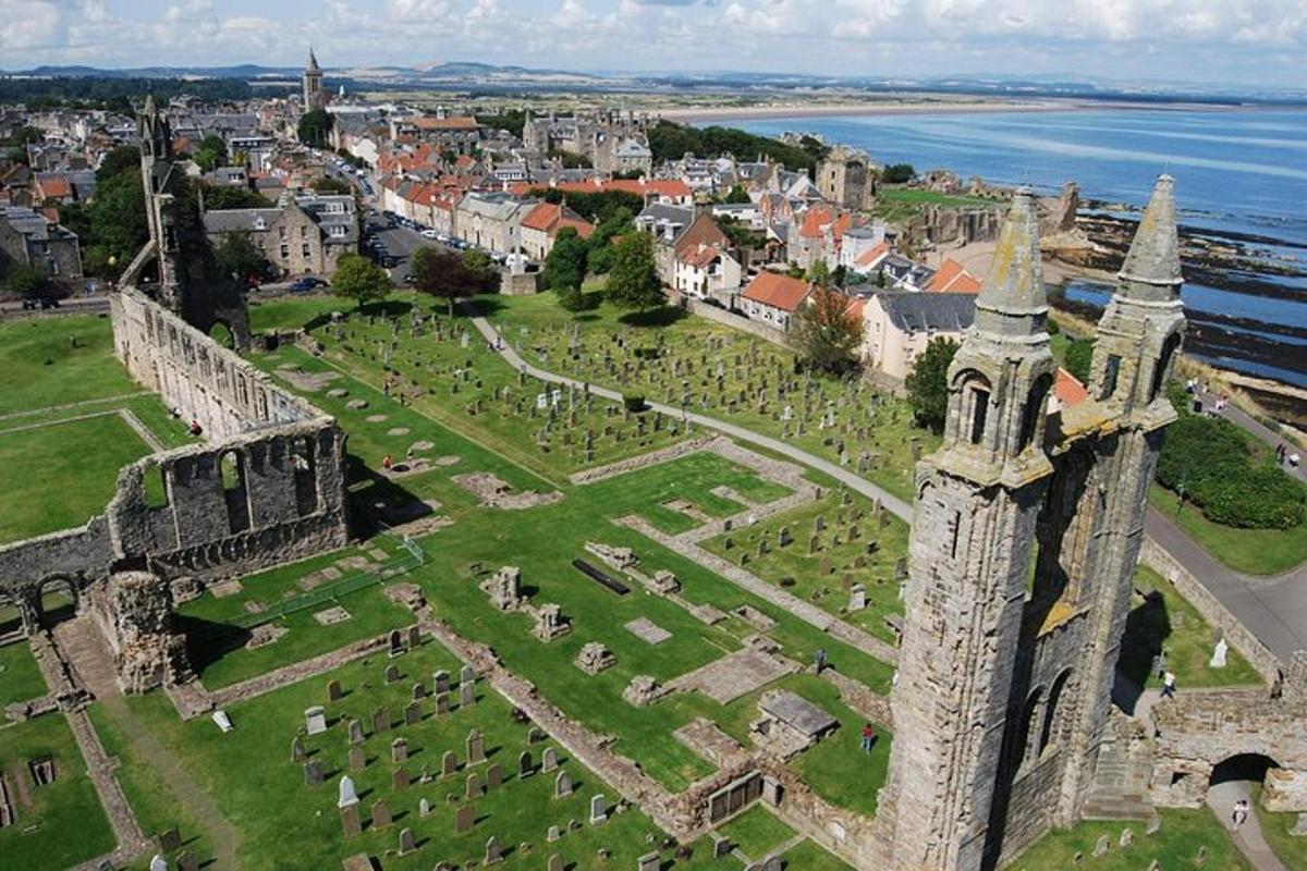 letecký pohľad na hrad a cintorín