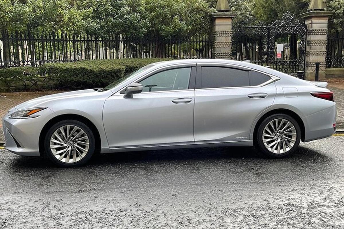 strieborné auto zaparkované na parkovisku