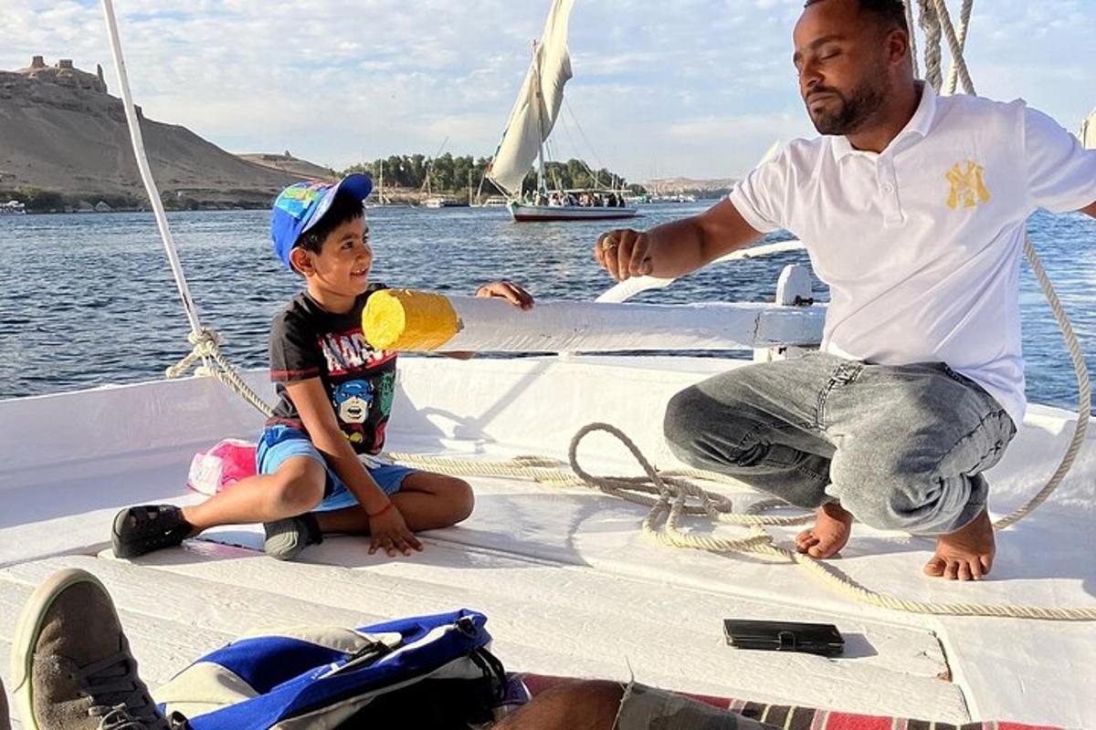 Un hombre y un niño en un velero