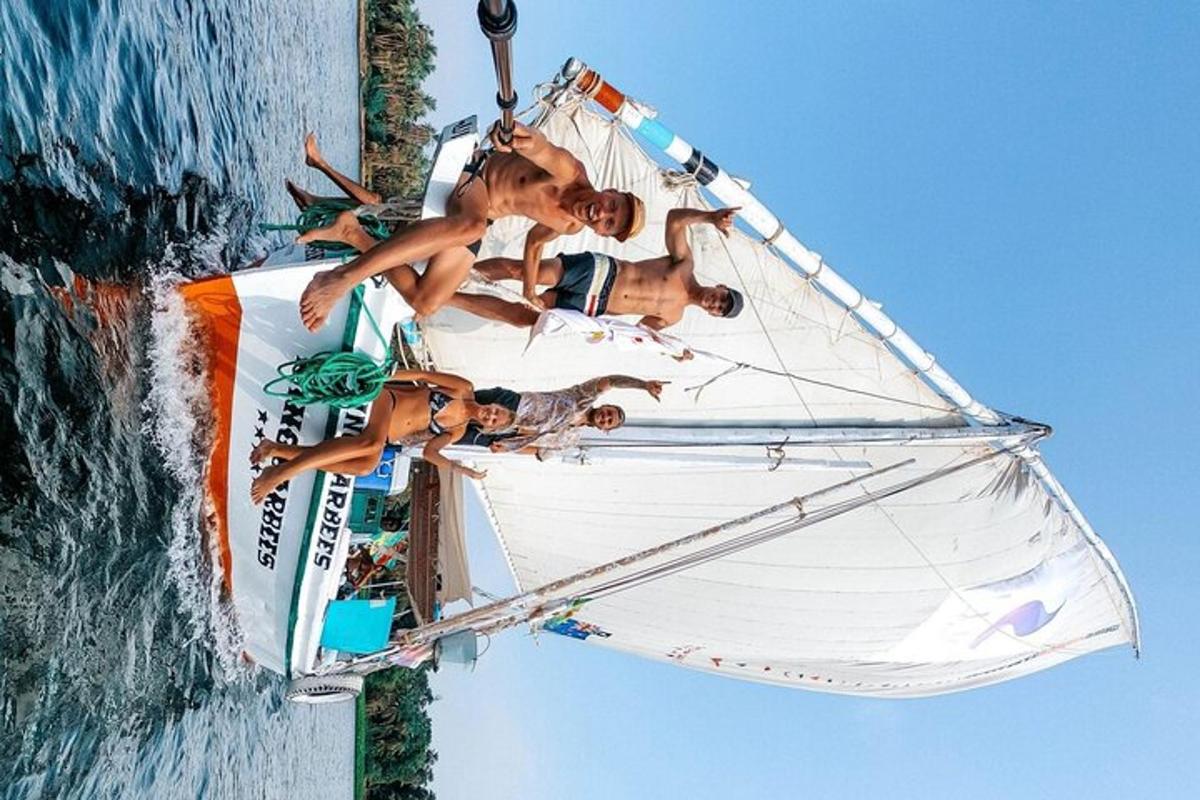 un grupo de personas en un barco en el agua