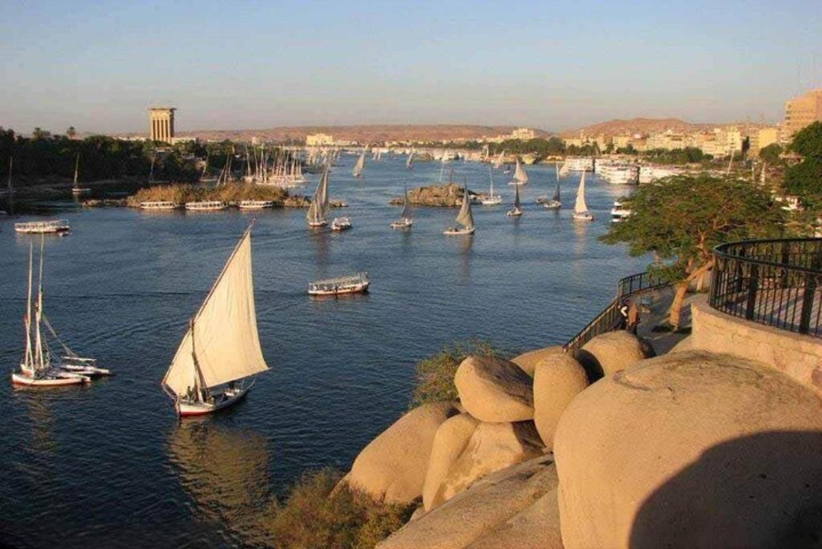 un grupo de barcos en un río con barcos