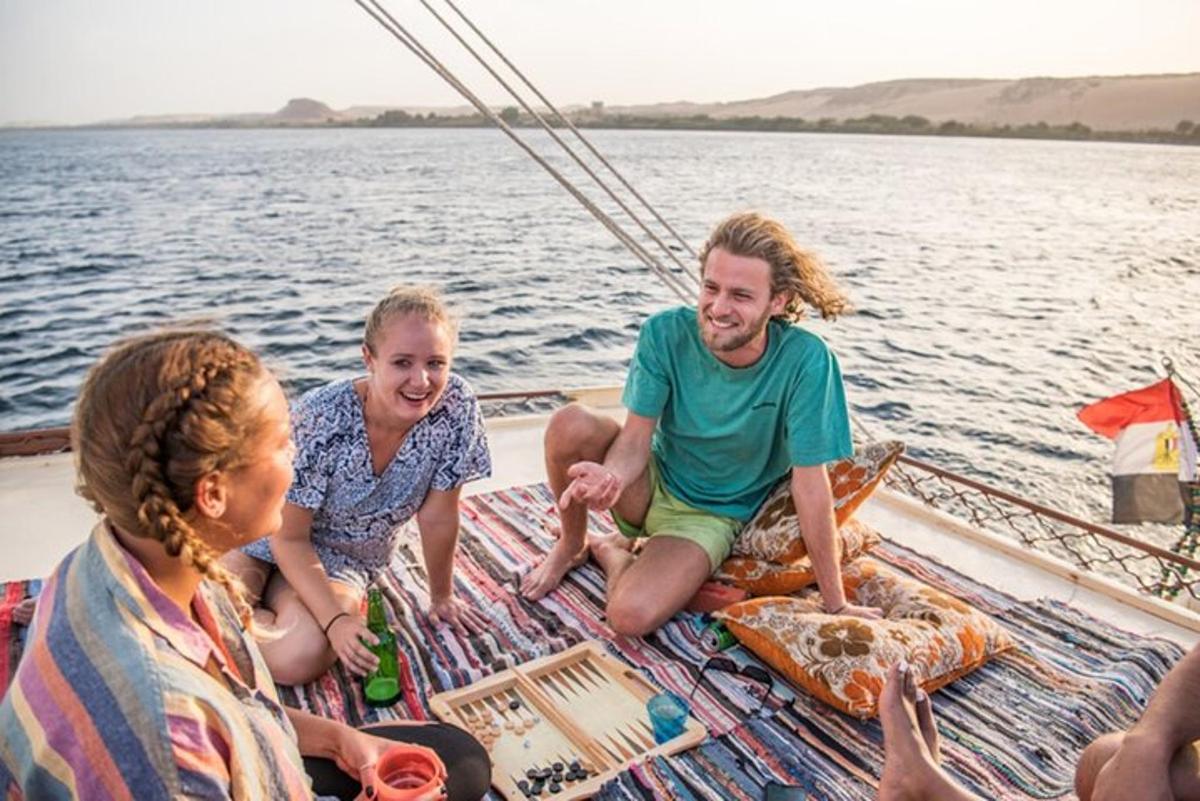 un grupo de personas sentadas en la cubierta de un barco