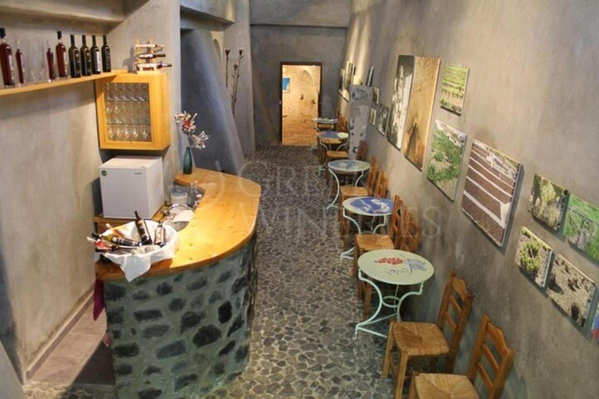 restaurace se stoly, židlemi a pultem