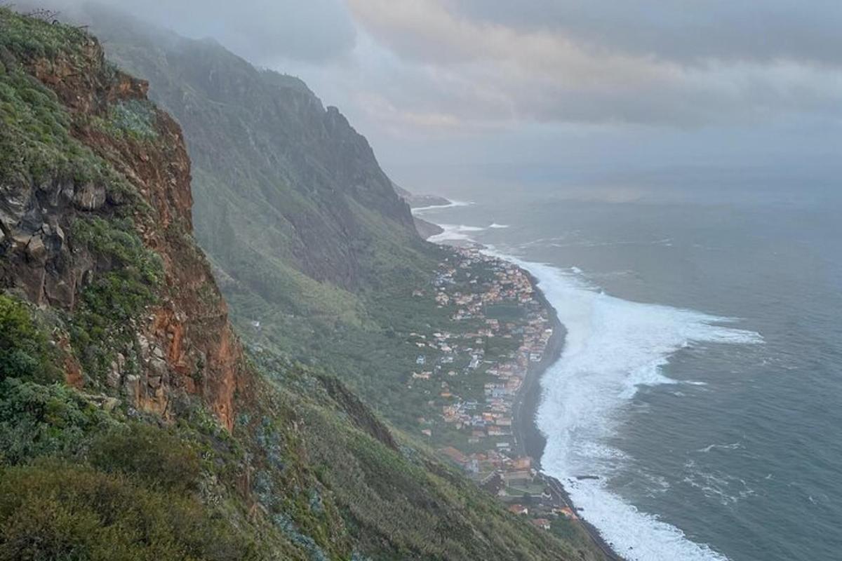 una vista dell'oceano da una montagna