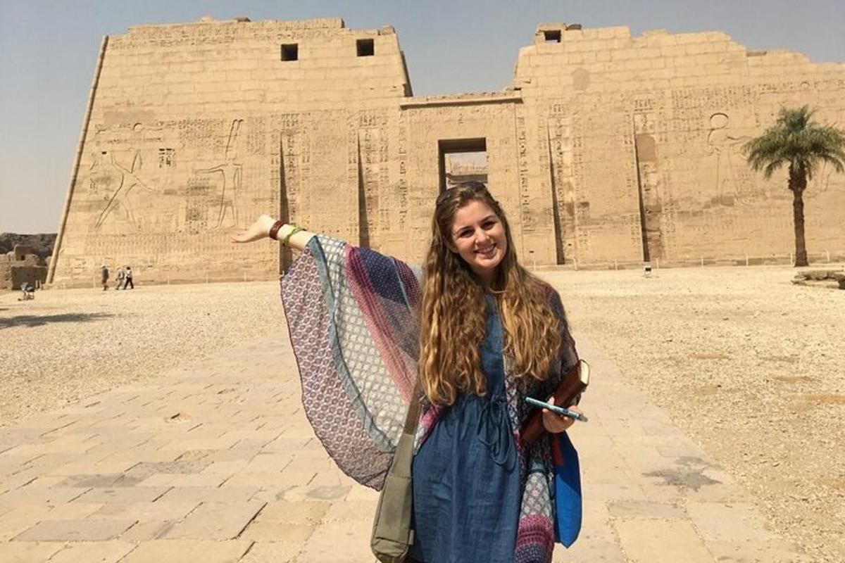 una ragazza è in piedi davanti a un edificio