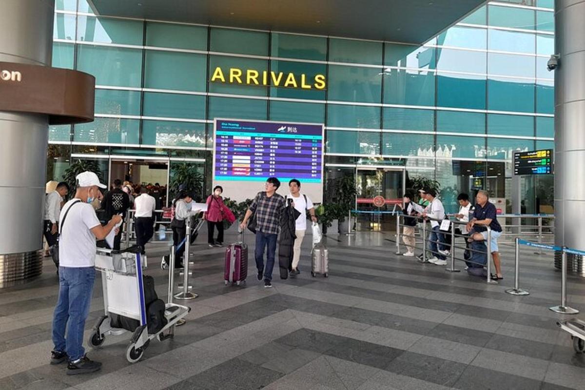 група људи који чекају на аеродрому са својим пртљагом