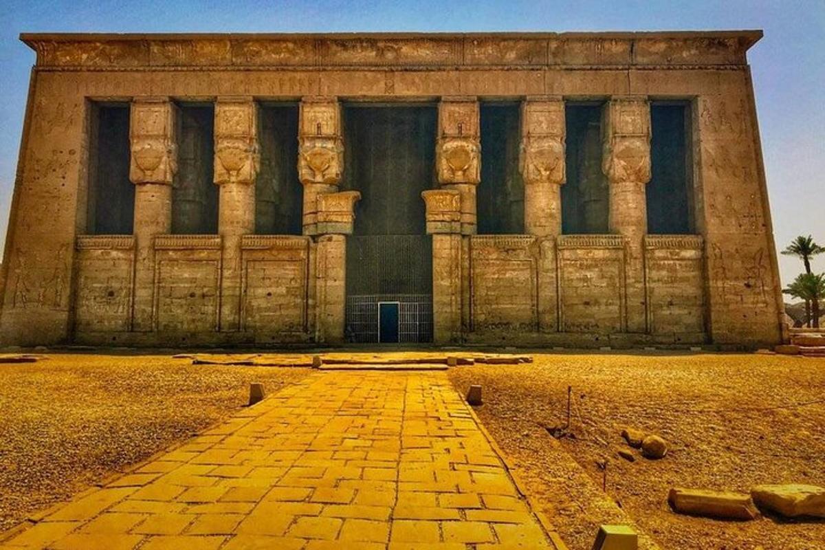un grande edificio con una porta di fronte