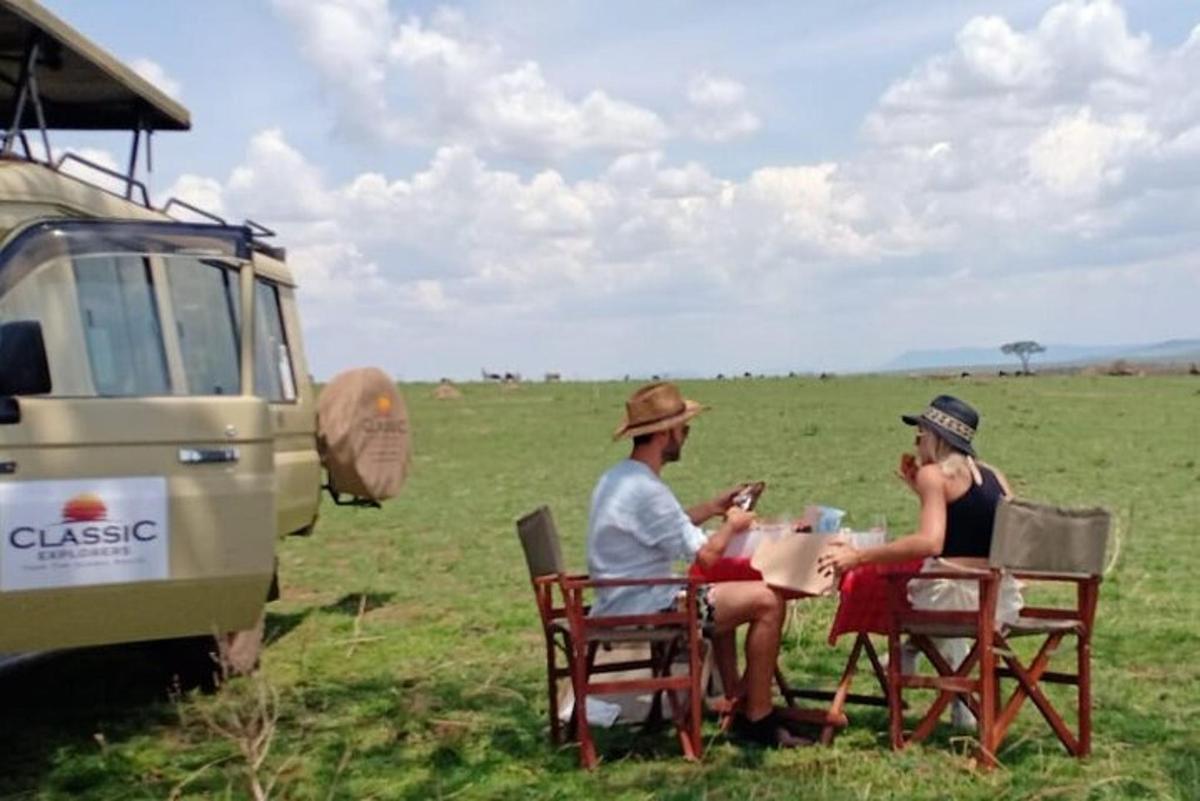 skupina lidí sedících u stolu vedle dodávky
