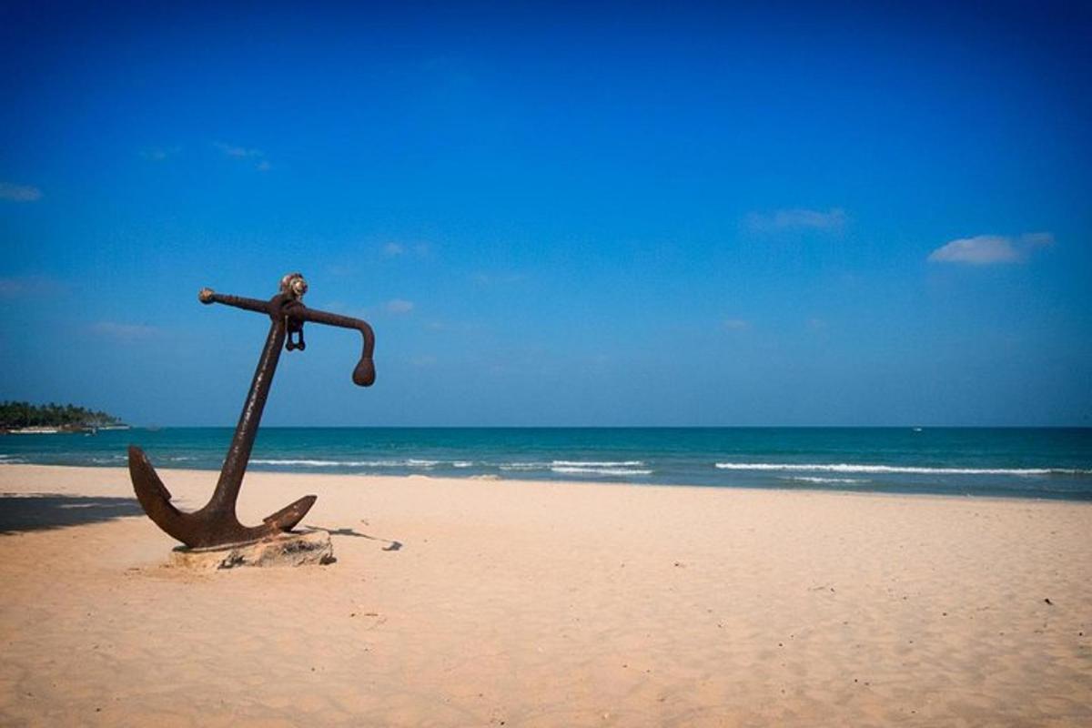 kovový předmět na pláži s oceánem