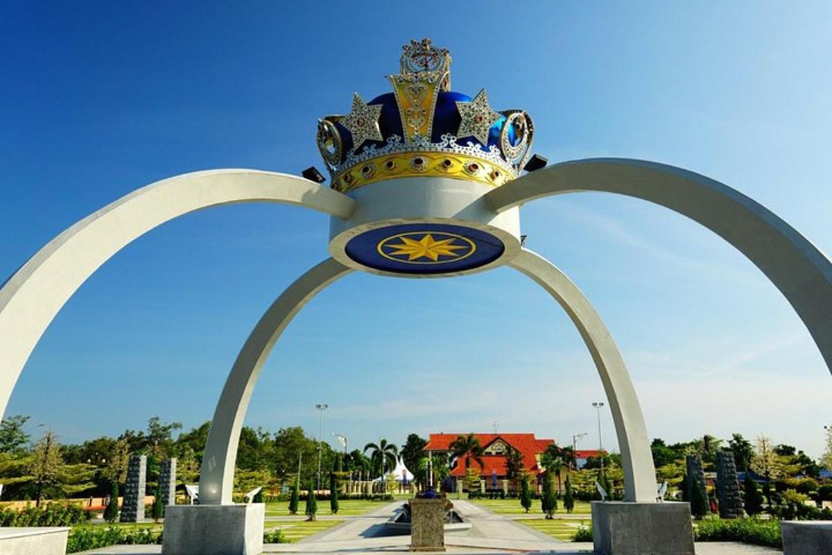 a large arch with a crown on top of it
